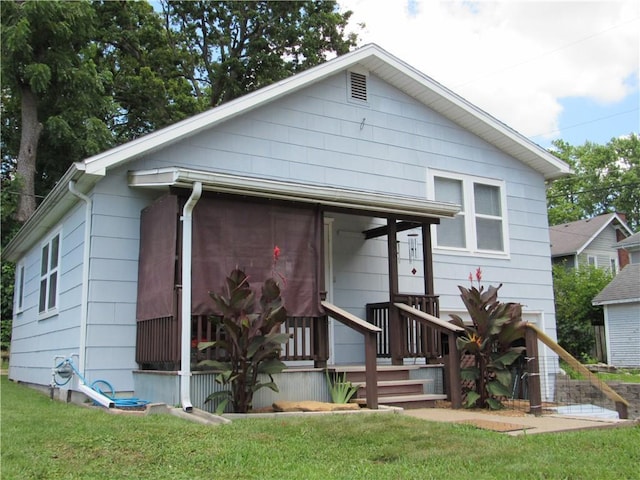 706 W 10th St, Sedalia, MO 65301 - view of front of home featuring a front yard