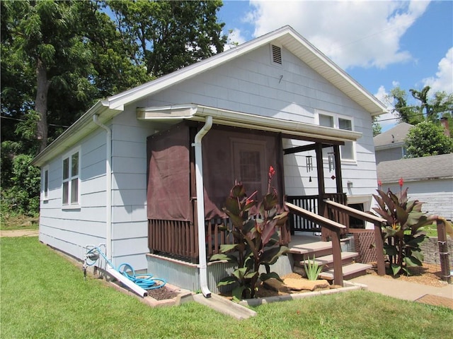 706 W 10th St, Sedalia, MO 65301 - view of front facade featuring a front lawn