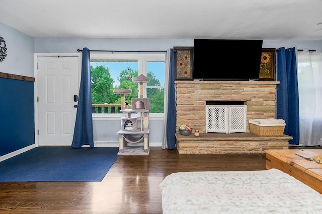3006 S 39th St, Kansas City, KS 66106 - living room featuring wood finished floors and baseboards