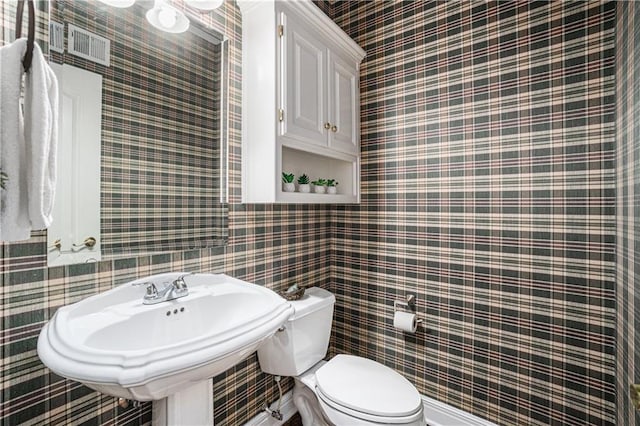 5713 NE Sapphire Ct, Lees Summit, MO 64064 - half bathroom with wallpapered walls