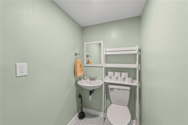8751 Goddard St, Overland Park, KS 66214 - half bath featuring baseboards and toilet