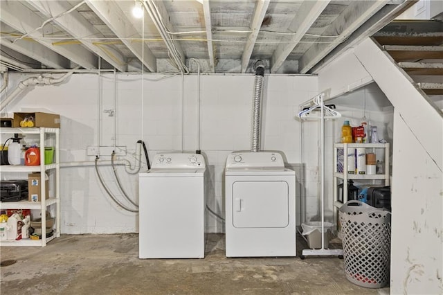 1304 S 39th St, Saint Joseph, MO 64507 - laundry area with washing machine and clothes dryer and concrete block wall