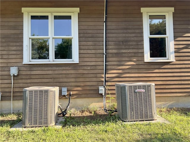 11320 Reno Rd, Oskaloosa, KS 66066 - view of side of home with a central AC unit