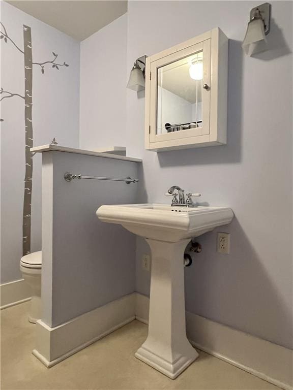 11320 Reno Rd, Oskaloosa, KS 66066 - bathroom featuring toilet and baseboards