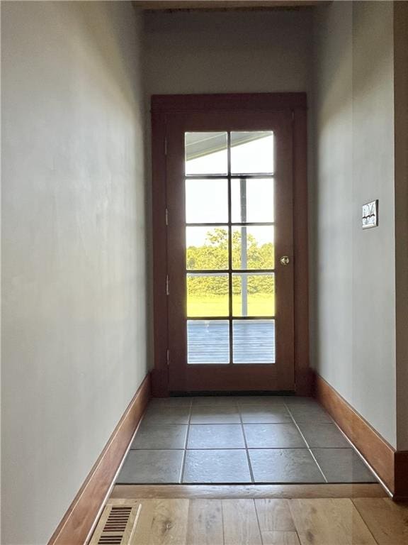 11320 Reno Rd, Oskaloosa, KS 66066 - entryway with baseboards