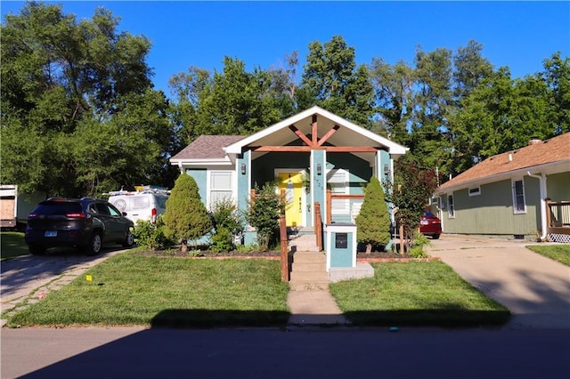 2725 N 20th St, Kansas City, KS 66104 - view of front of property with a front yard and concrete driveway
