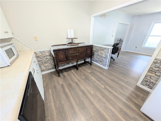 712 N Jefferson Ave, Iola, KS 66749 - hall featuring wood finished floors and baseboards
