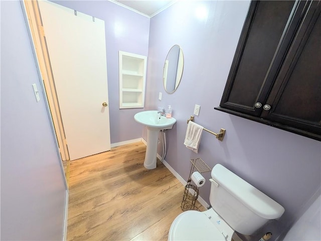712 N Jefferson Ave, Iola, KS 66749 - bathroom featuring wood finished floors and ornamental molding