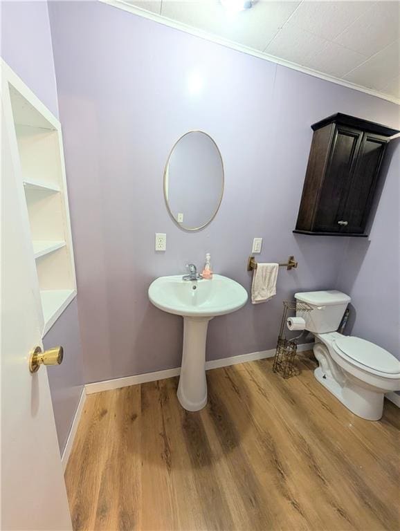 712 N Jefferson Ave, Iola, KS 66749 - bathroom with wood finished floors and crown molding
