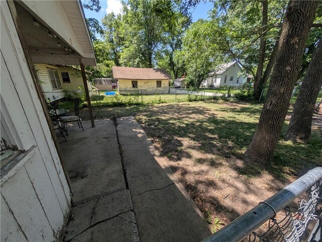 712 N Jefferson Ave, Iola, KS 66749 - view of yard featuring a patio area