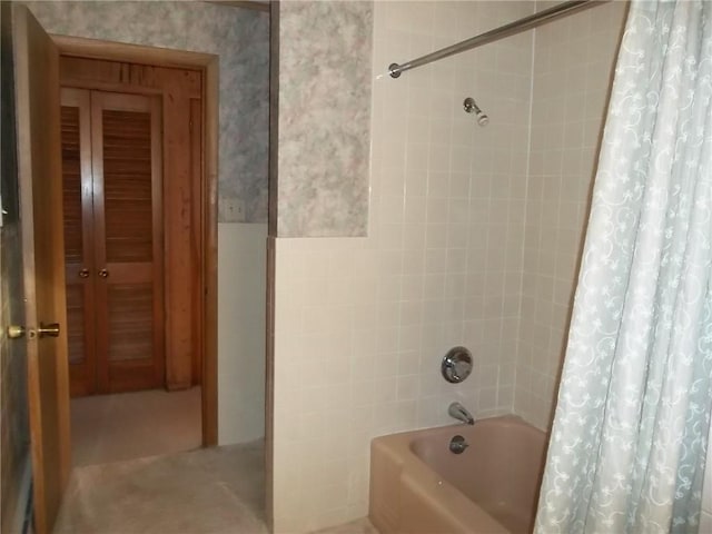 201 S Larson Ave, Chanute, KS 66720 - bathroom featuring shower / bath combo with shower curtain and wallpapered walls
