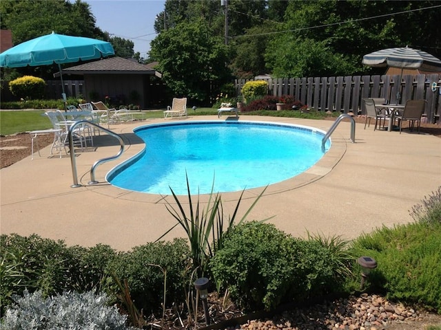 201 S Larson Ave, Chanute, KS 66720 - view of pool featuring a patio
