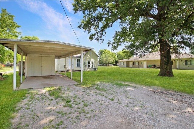 2514 Belmont Ave, Parsons, KS 67357 - view of green lawn featuring dirt driveway and a detached carport