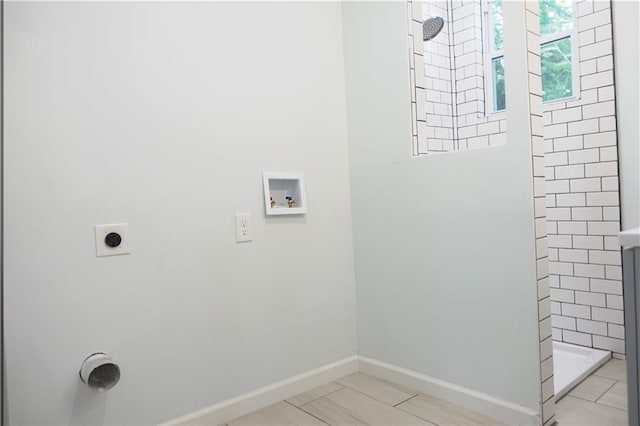 5032 E 8th St, Kansas City, MO 64124 - washroom featuring electric dryer hookup, hookup for a washing machine, and light tile patterned flooring