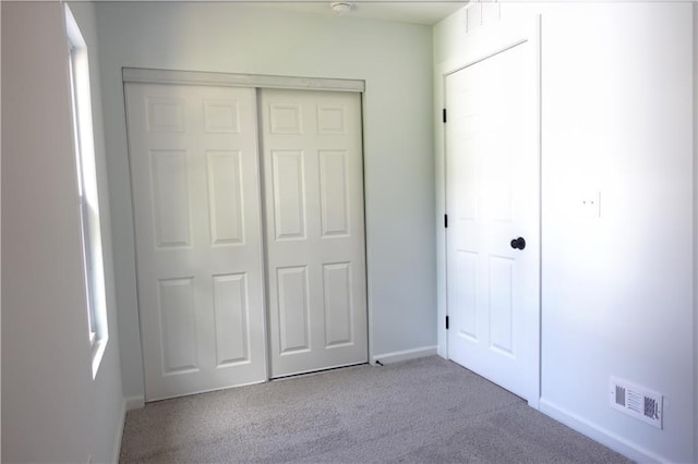 5032 E 8th St, Kansas City, MO 64124 - unfurnished bedroom featuring carpet and a closet