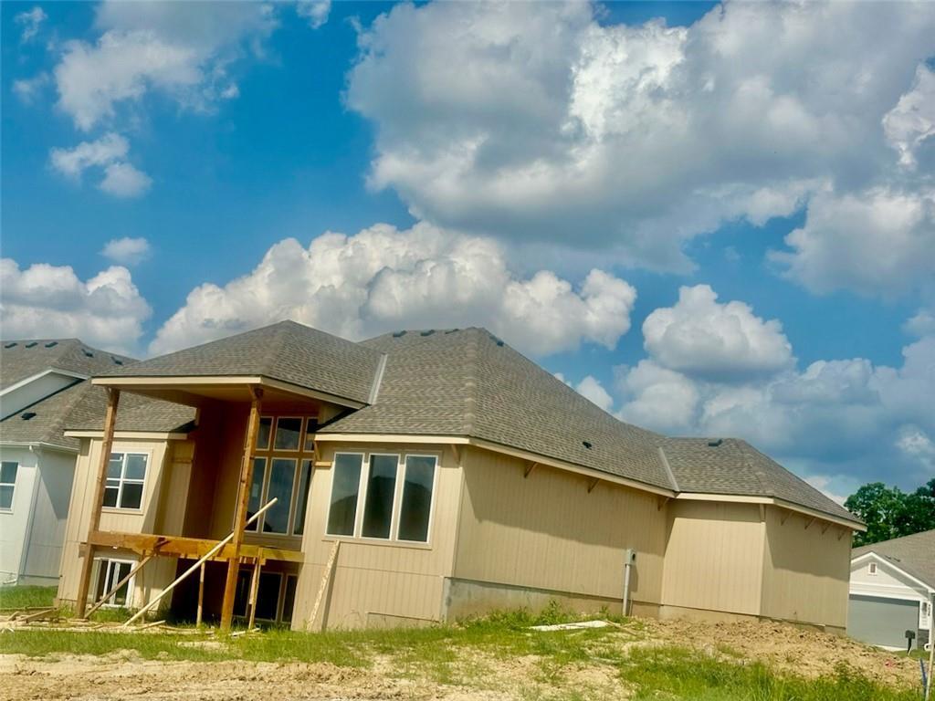 7040 NW Forest Lakes Dr, Parkville, MO 64152 - rear view of property with a shingled roof