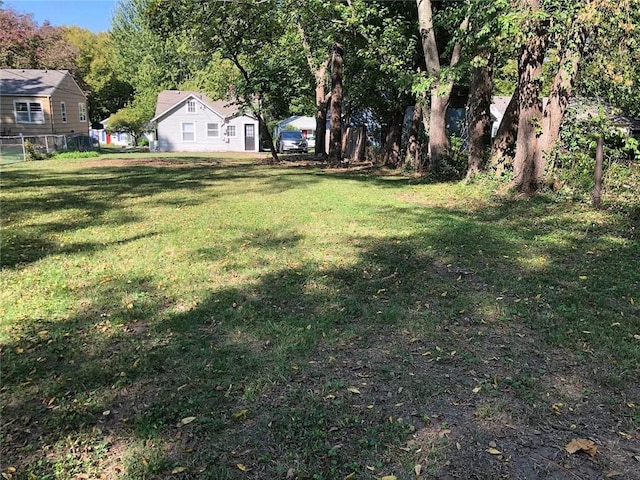 8007 Mercier St, Kansas City, MO 64114 - view of yard