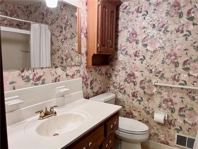 11510 Ridge Dr, Sugar Creek, MO 64054 - bathroom featuring wallpapered walls, vanity, and curtained shower