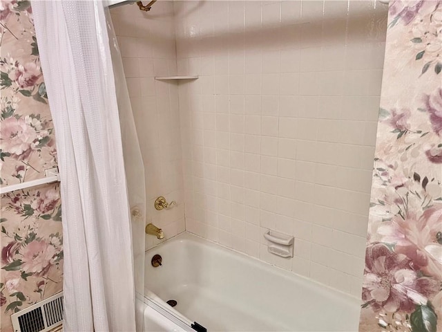11510 Ridge Dr, Sugar Creek, MO 64054 - full bath featuring shower / bath combination with curtain and wallpapered walls