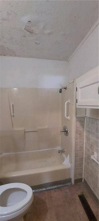 214 S Ridgeview Rd, Olathe, KS 66061 - bathroom featuring washtub / shower combination and a textured ceiling