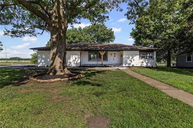 2 Overhill Dr, Paola, KS 66071 - single story home featuring a front yard