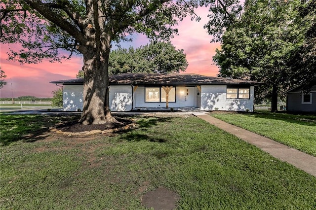 2 Overhill Dr, Paola, KS 66071 - ranch-style home featuring a yard