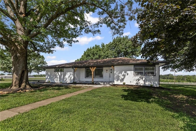 2 Overhill Dr, Paola, KS 66071 - single story home featuring a front yard