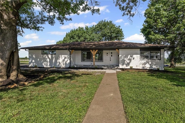 2 Overhill Dr, Paola, KS 66071 - single story home with a front yard and brick siding