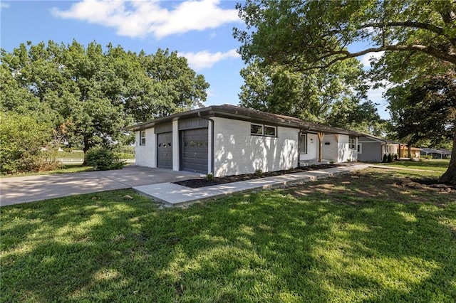 2 Overhill Dr, Paola, KS 66071 - view of front of home with concrete driveway, a garage, and a front lawn