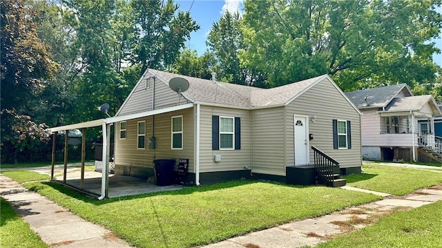 400 Webster St, Chillicothe, MO 64601 - view of front of property featuring a front yard, a carport, and a patio area