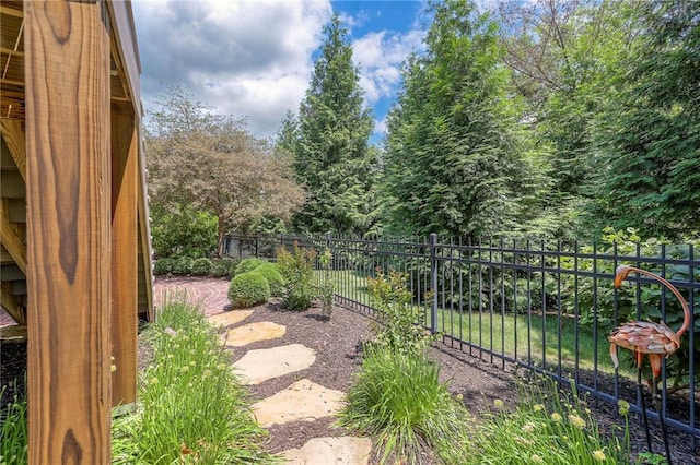 12409 Cambridge Cir, Leawood, KS 66209 - view of yard