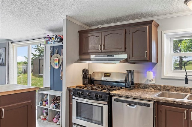 679 Kingman Rd, Pomona, KS 66076 - kitchen featuring appliances with stainless steel finishes, under cabinet range hood, crown molding, a textured ceiling, and dark countertops