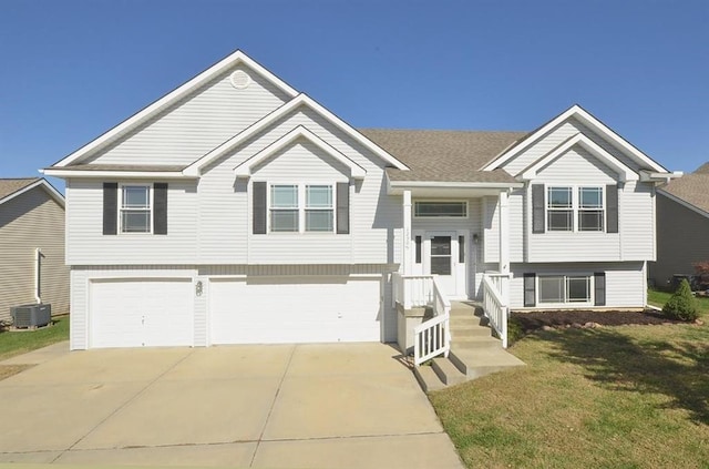 12905 Ridgeview Dr, Platte City, MO 64079 - split foyer home featuring an attached garage, concrete driveway, and a front lawn