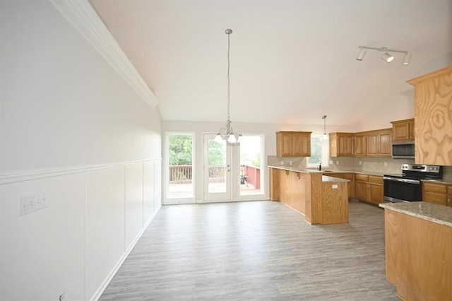 12905 Ridgeview Dr, Platte City, MO 64079 - kitchen with appliances with stainless steel finishes, a chandelier, light wood-type flooring, plenty of natural light, and lofted ceiling
