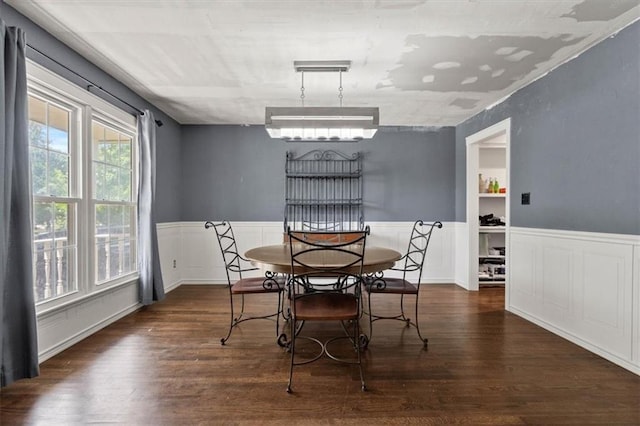 15320 W 92nd Pl, Lenexa, KS 66219 - dining area featuring wood finished floors, wainscoting, a chandelier, and built in shelves