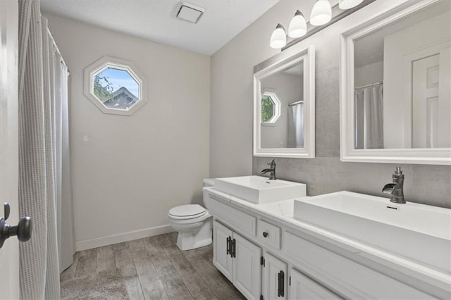 15320 W 92nd Pl, Lenexa, KS 66219 - full bath featuring double vanity, wood finished floors, and a shower with curtain