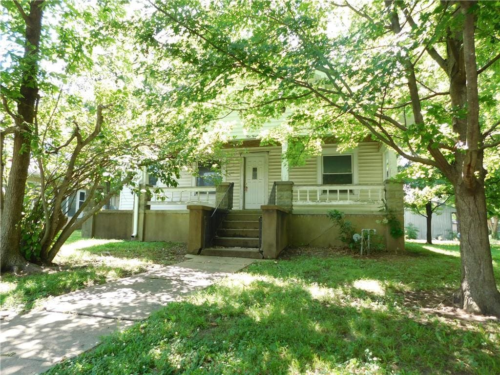 425 N Washington St, Nevada, MO 64772 - obstructed view of property featuring a porch