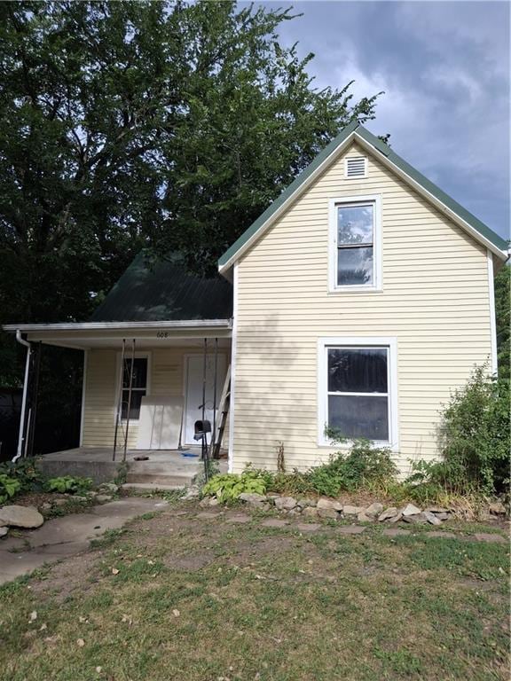 608 N Cedar St, Ottawa, KS 66067 - view of front facade with covered porch