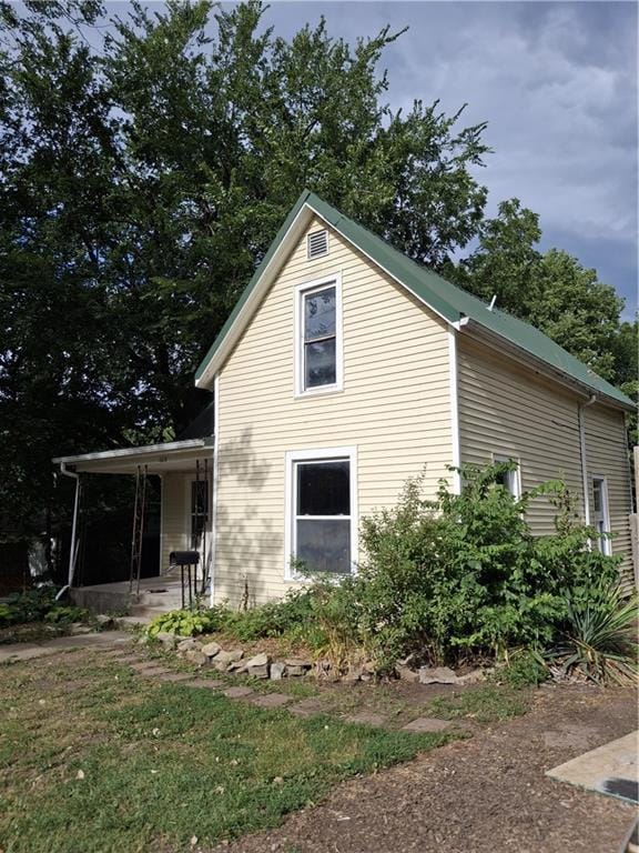 608 N Cedar St, Ottawa, KS 66067 - view of side of property with covered porch