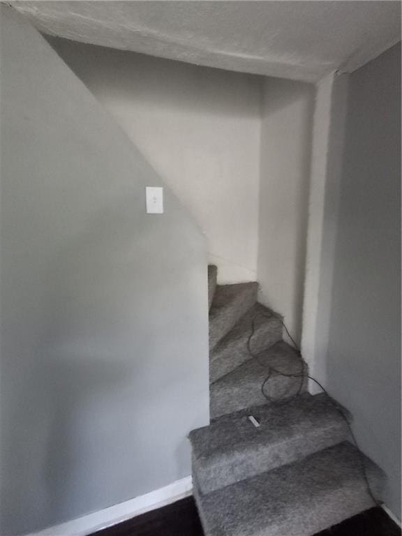 608 N Cedar St, Ottawa, KS 66067 - view of stairway