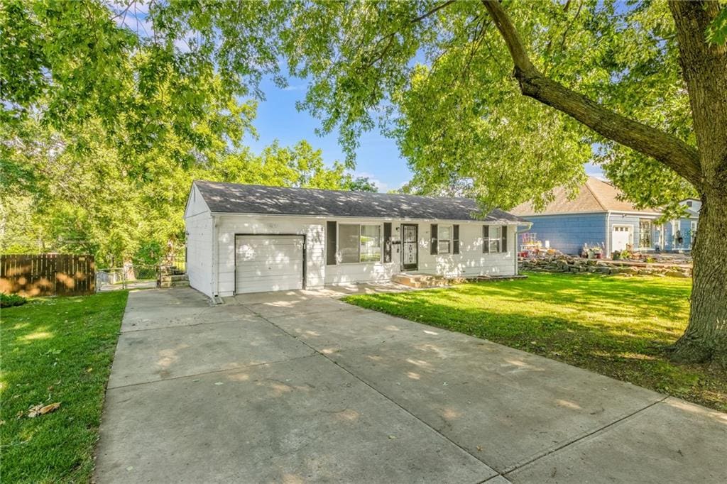 6101 N Michigan Ave, Gladstone, MO 64118 - photo 1