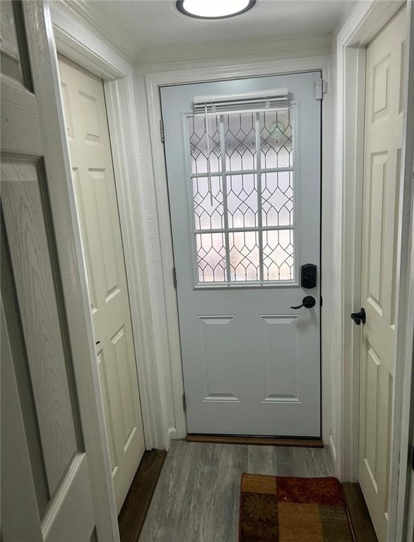 4123 E 6th St, Kansas City, MO 64124 - entryway featuring dark wood-style floors