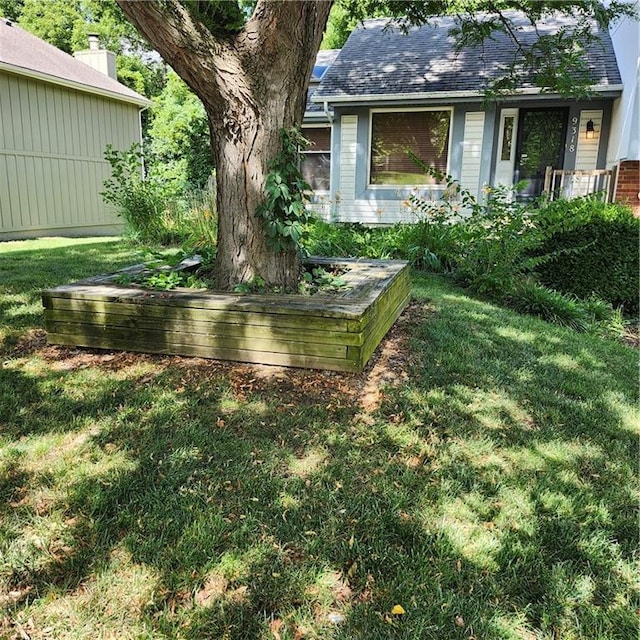 9318 Greenway Ln, Lenexa, KS 66215 - view of grassy yard