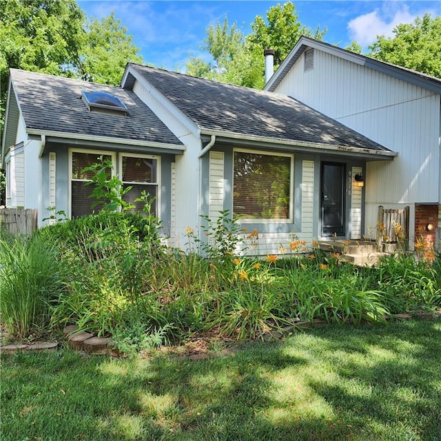 9318 Greenway Ln, Lenexa, KS 66215 - view of front facade featuring roof with shingles and a front yard