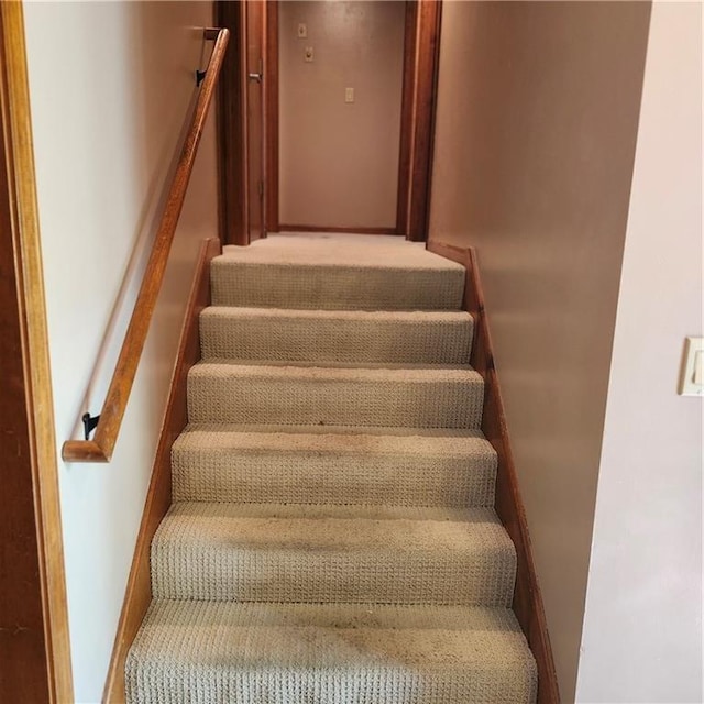 9318 Greenway Ln, Lenexa, KS 66215 - view of staircase