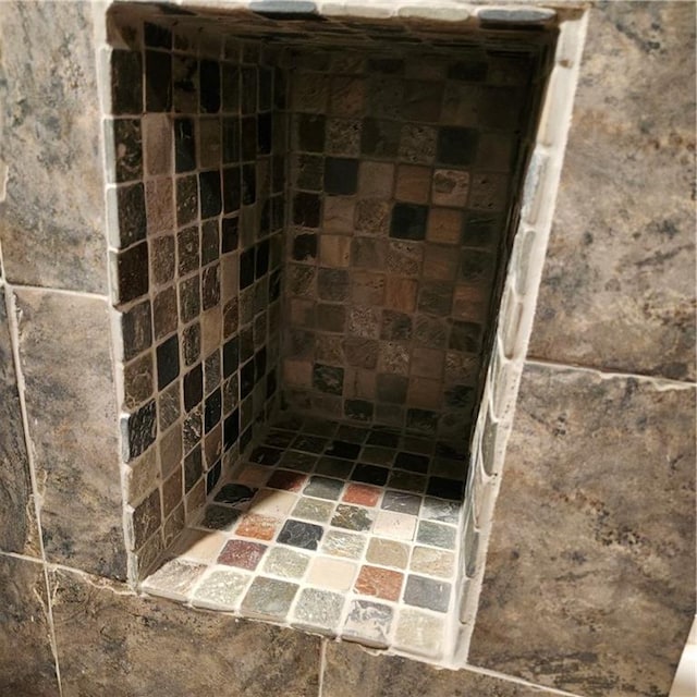 9318 Greenway Ln, Lenexa, KS 66215 - full bath featuring a tile shower