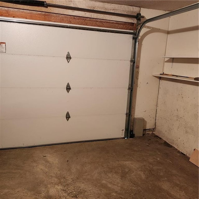 9318 Greenway Ln, Lenexa, KS 66215 - view of garage
