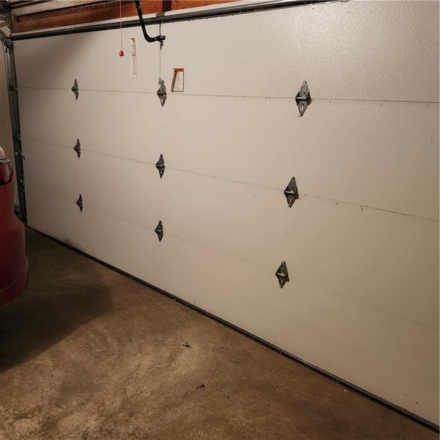9318 Greenway Ln, Lenexa, KS 66215 - view of garage