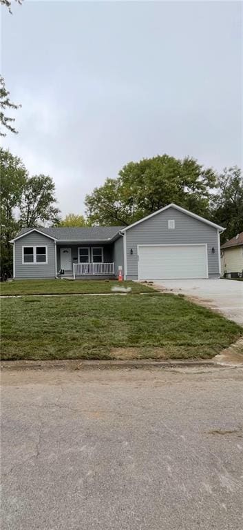 525 N Cedar St, Ottawa, KS 66067 - ranch-style home featuring a front lawn, covered porch, and driveway