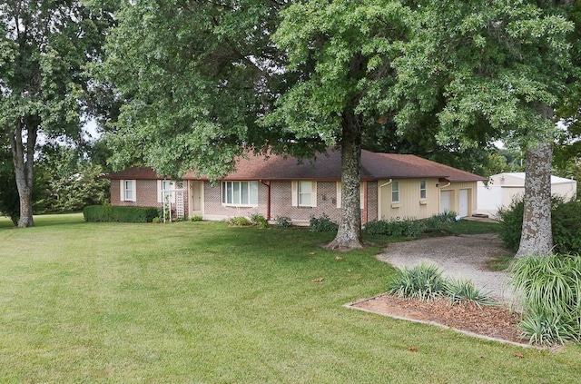 20723 Kissinger Rd, Tonganoxie, KS 66086 - ranch-style home featuring a front yard, gravel driveway, and an attached garage